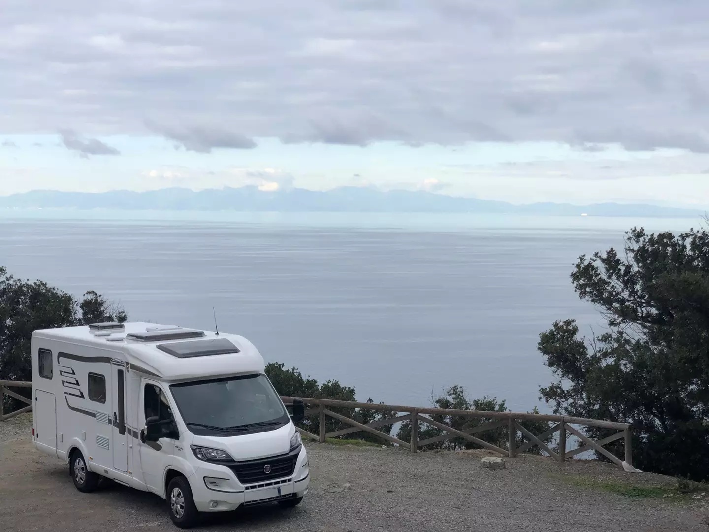 Camper semintegrale vista mare